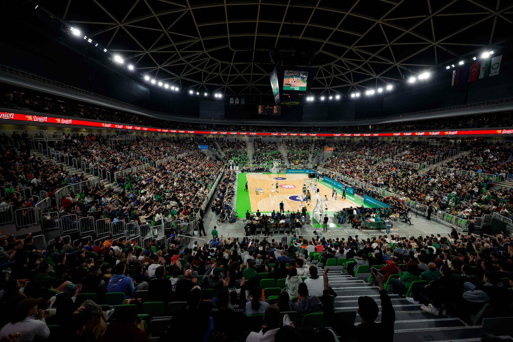 Polna dvorana Stožice med tekmo Cedevite Olimpije